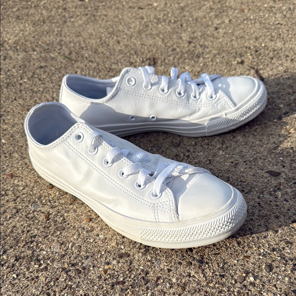 Converse White Low-Top leather Sneakers LIKE NEW